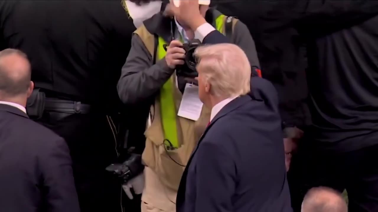 🚨 Tổng thống Trump là m nên lịch sỠkhi trở thà nh Tổng thống Hoa Kỳ đầu tiên tham dự Super Bowl