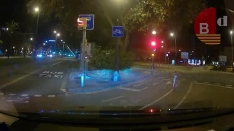 Un turismo embiste a un taxi en la Plaza Pius XII haciendo un giro prohibido