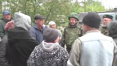 Ukraine War Combat Footage: Russian Army distributing aid to residents of the liberated Popasnaya