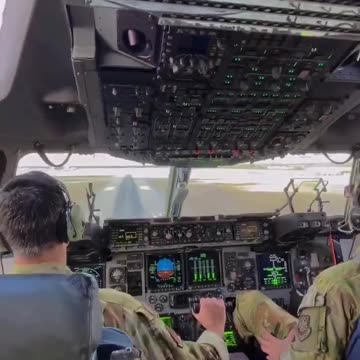 “快訊”美利堅終於發威了！“國家緊急狀態”，運輸司令部啟動軍用飛機進行移民驅逐飛行；川普準備向邊境部署10000名現役軍人！首批部署部隊為1500人，其中500名為彭德爾頓營海軍陸戰隊員