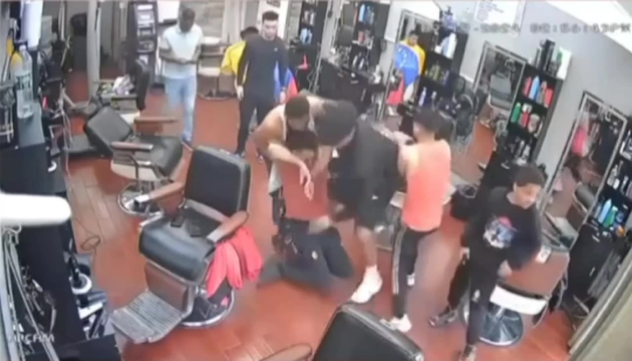 A Barber In New York Dies Suddenly While Cutting A Customer‘s Hair 💉(2024)