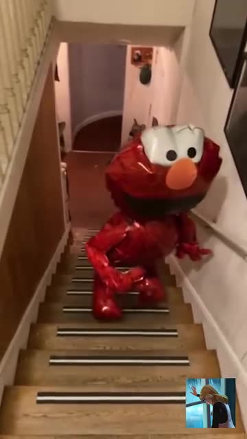 😳...Creeping...Elmo