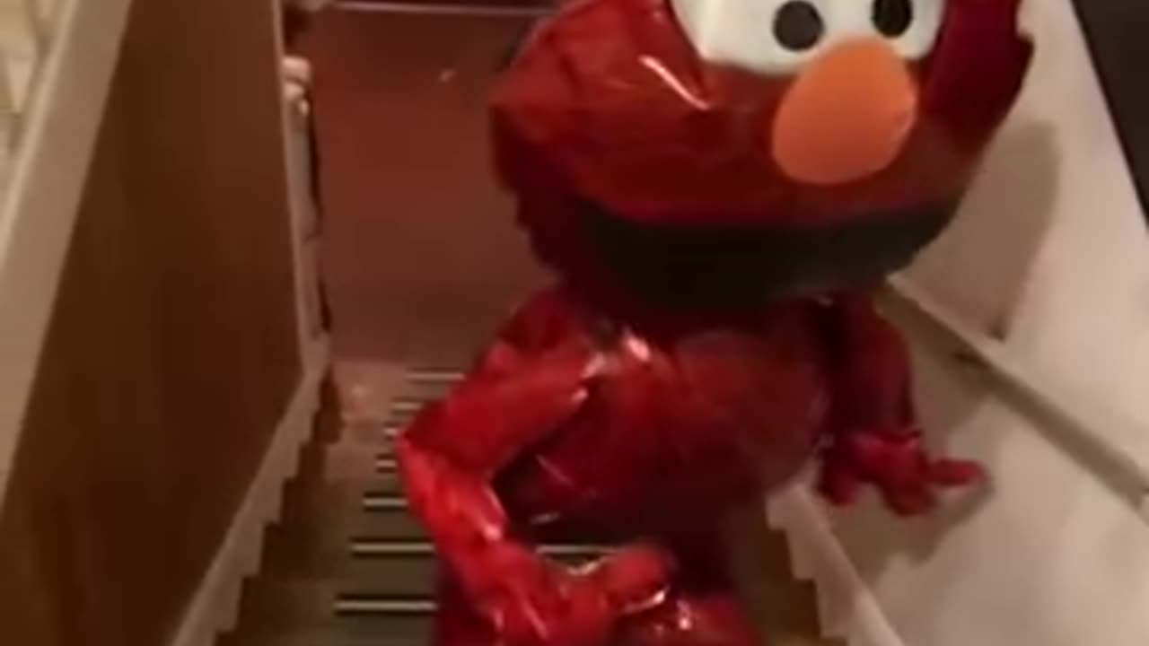 😳...Creeping...Elmo