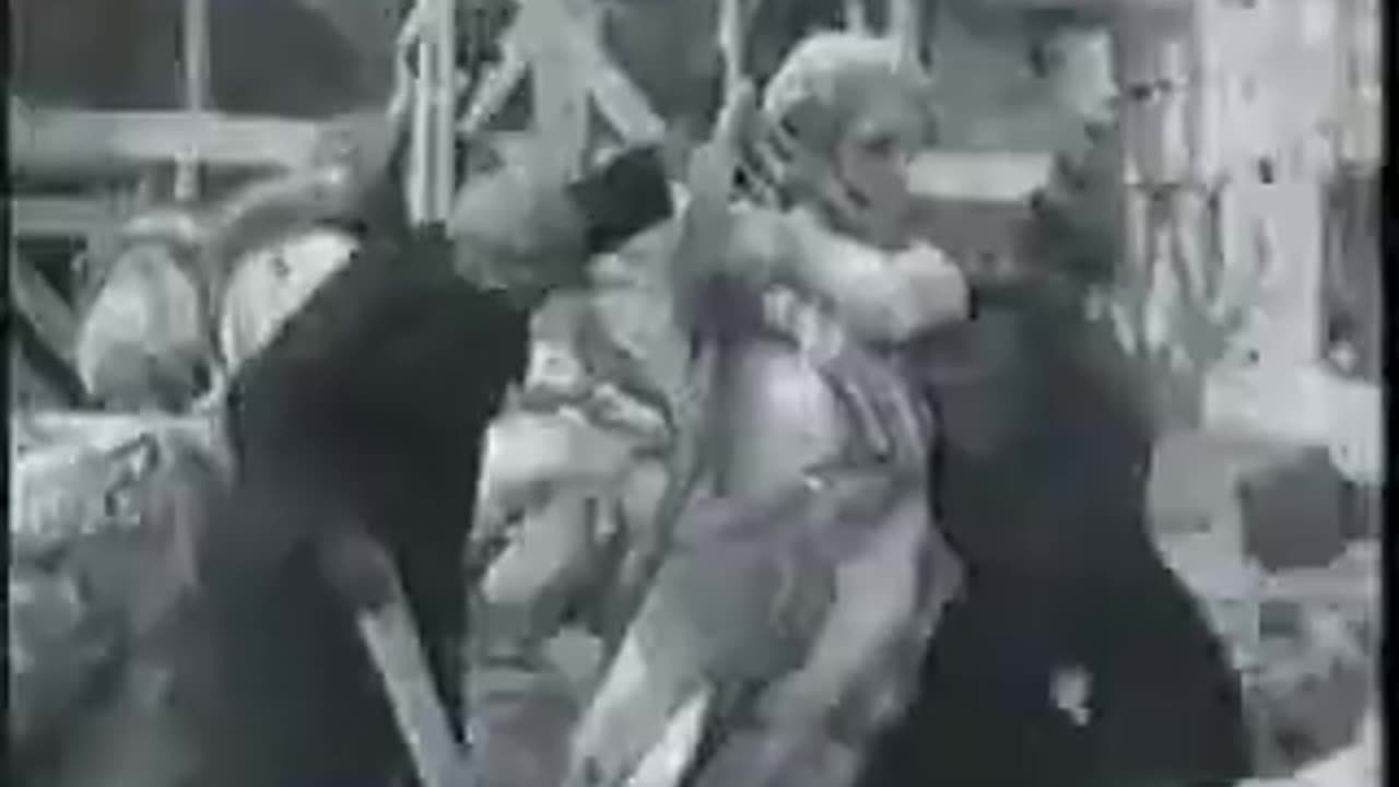 Ο ΚΟΜΜΟΥΝΙΣΜΟΣ ΓΚΡΕΜΙΖΕΙ ΙΕΡΟΥΣ ΝΑΟΥΣ ΚΑΙ ΑΓΙΕΣ ΕΙΚΟΝΕΣ