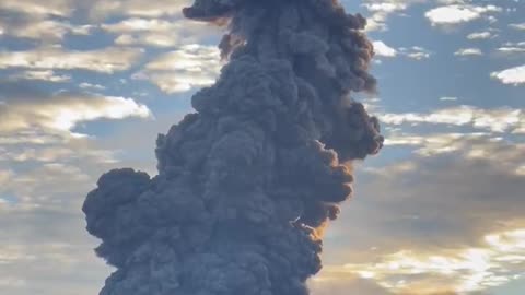 Spectacular footage of the eruption of the Skurujima volcano on the island of
