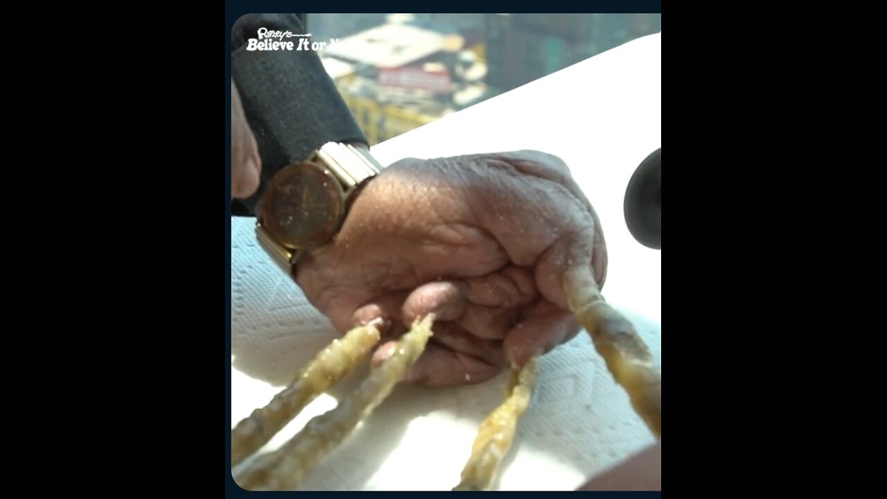 longest finger nails in the world 😱😱longest finger nails in the world