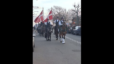 SMASHING wodden barrels on Horseback #RareWhiteTradition