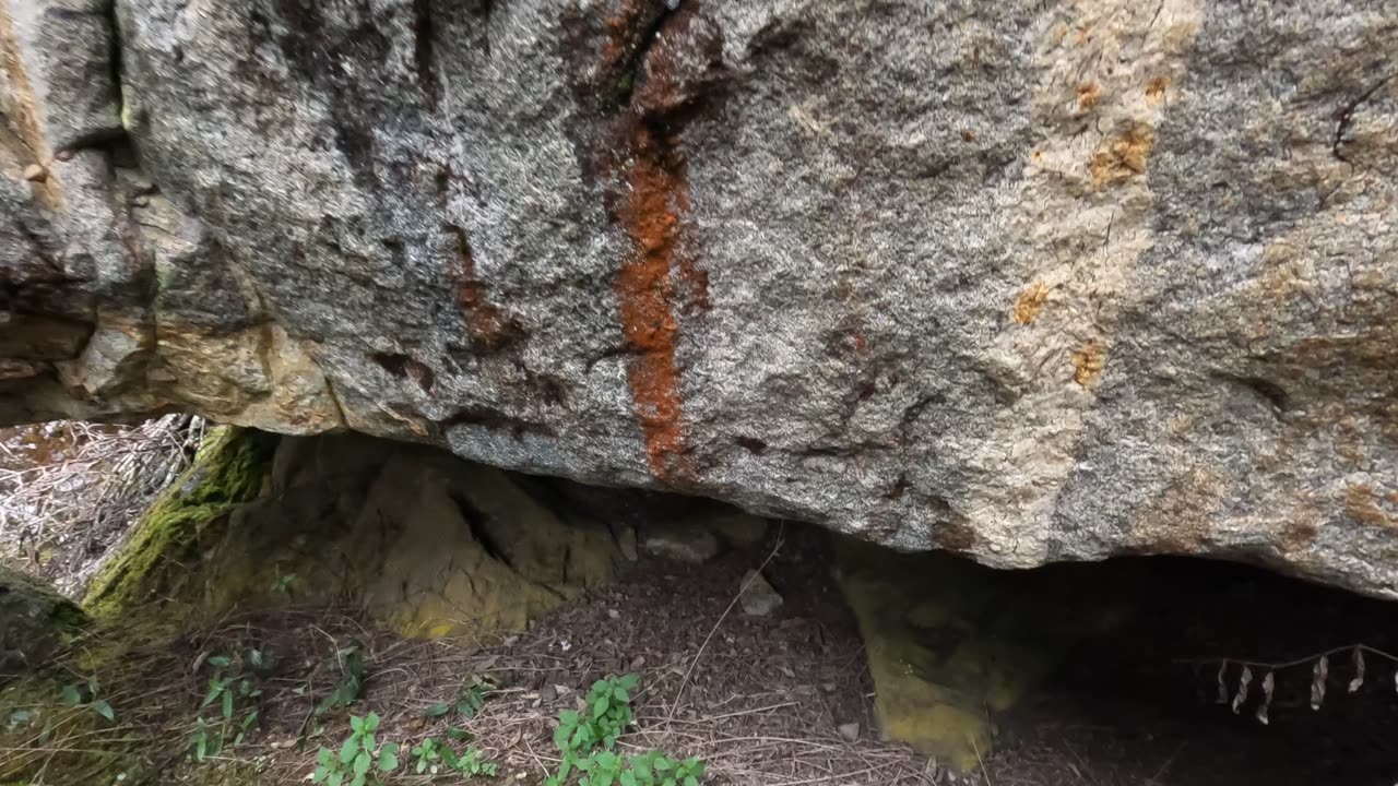 Dope cave for shelter in Quebrada Llaca (Huaraz, Peru)