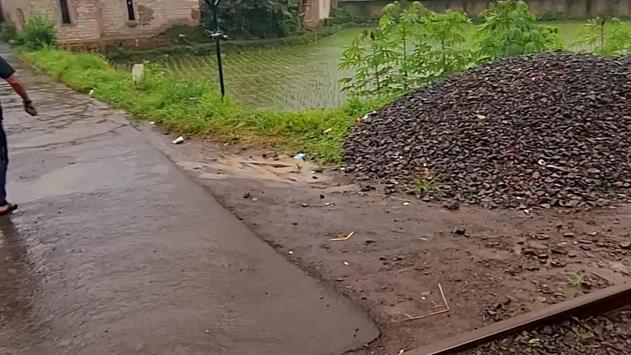 Rel kereta api saat sepi dipedesaan