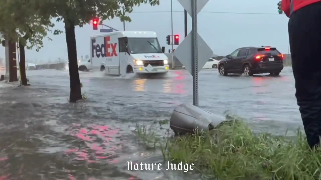 Los_angeles_is_turning_into_a_river!_Severe_flash_floods_hit_Burbank_Hollywood(1080p)