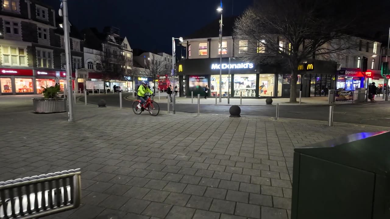 Testing of DJI Osmo Pocket 3 Low Light mode in Clacton On Sea Essex Xmass Tree & Music bus