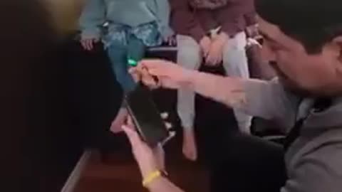 Why you should NEVER use your cellphone while it’s charging