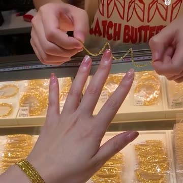 This gold ring is the dream find of the year!.hd