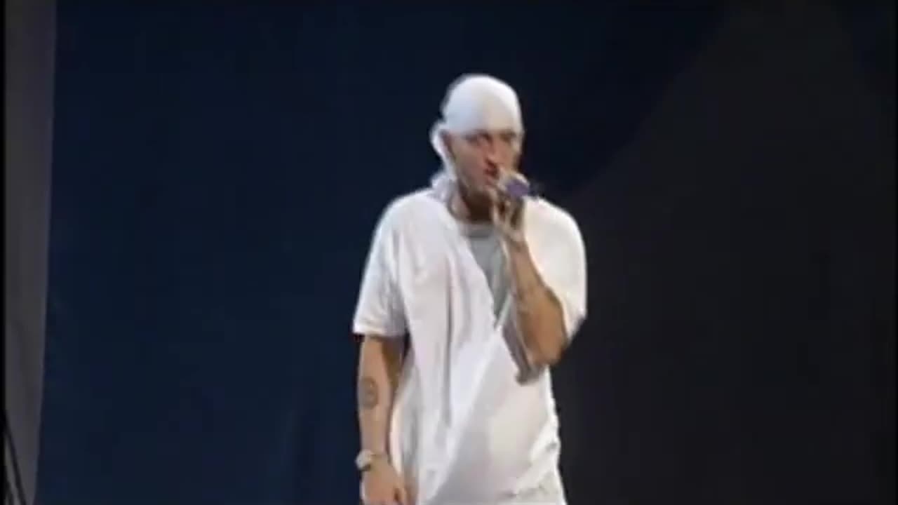 Eminem & Dina Rae - (LIVE)