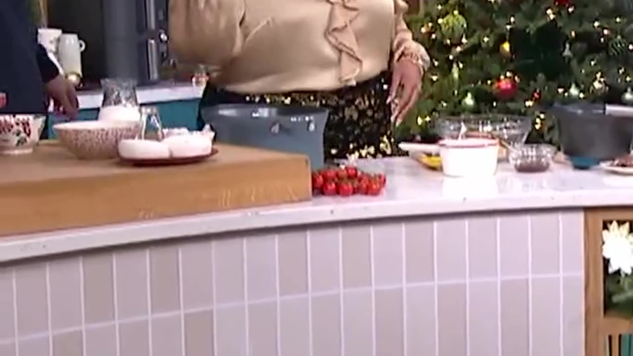 55 is giving Salt Bae a run for his money 🧂🤣_#ThisMorning #SaltBae