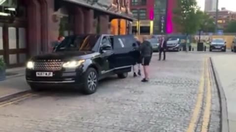 ICYMI: 2021 Boris Johnson leaves his car and jogs a few steps into his hotel