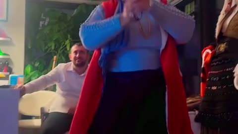 Parashqevi Simaku kërcen nën tingujt e muzikës popullore shqiptare