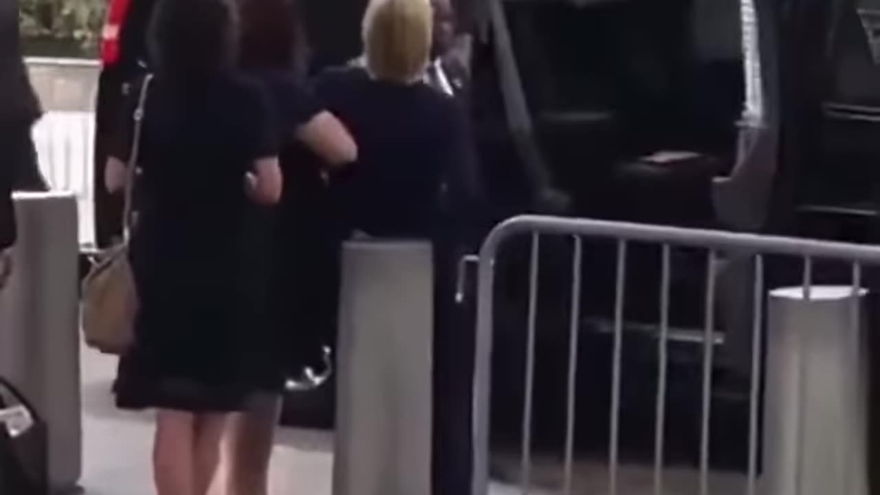 Hilary Clinton Ils l’ont jetée dans cette camionnette.....