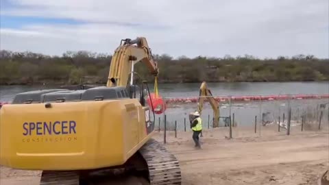 Texas strengthening the border barriers