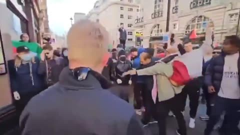 British citizens exit bar to fight pro Palestine protestors using anti Jewish racial slurs.