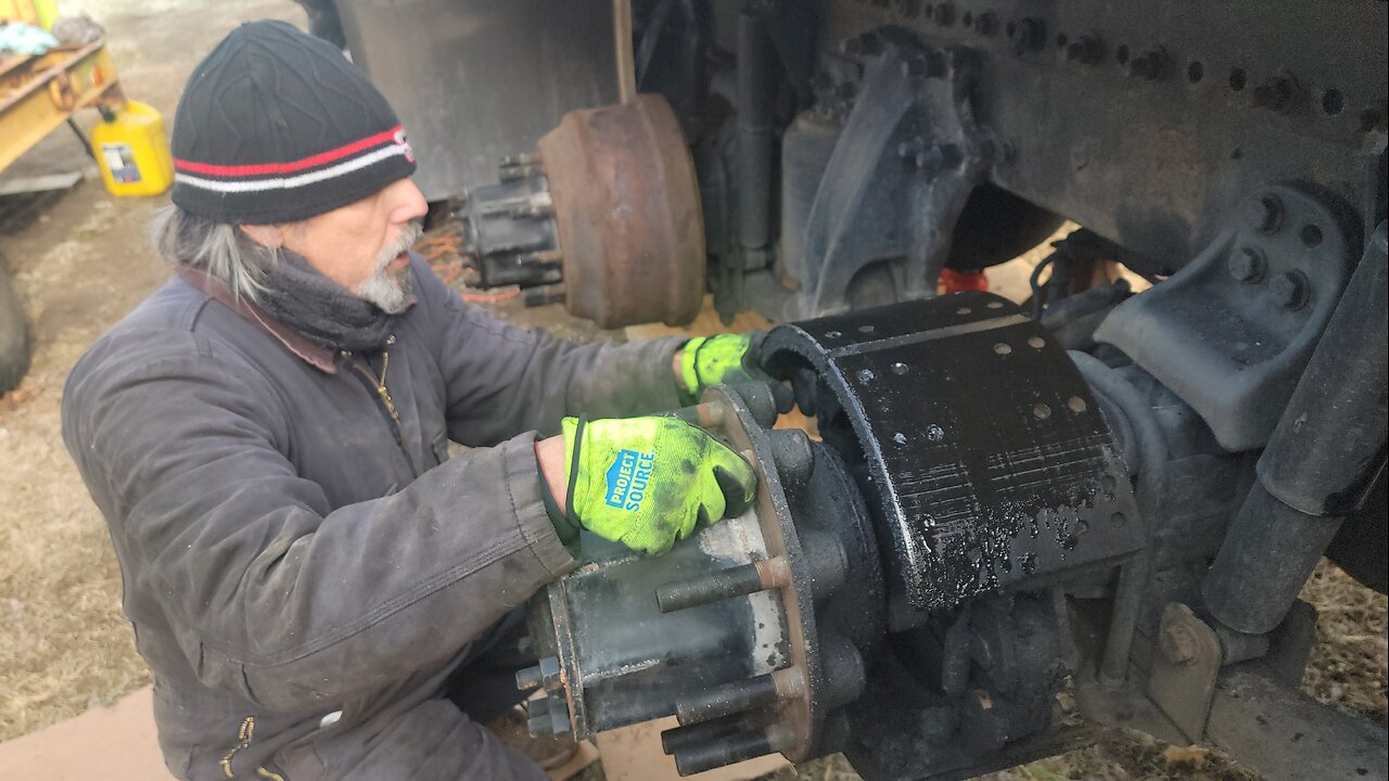 'TWAS THE NIGHT BEFORE CHRISTMAS / AND THIS FREIGHTLINER IS "NOT STIRRING"