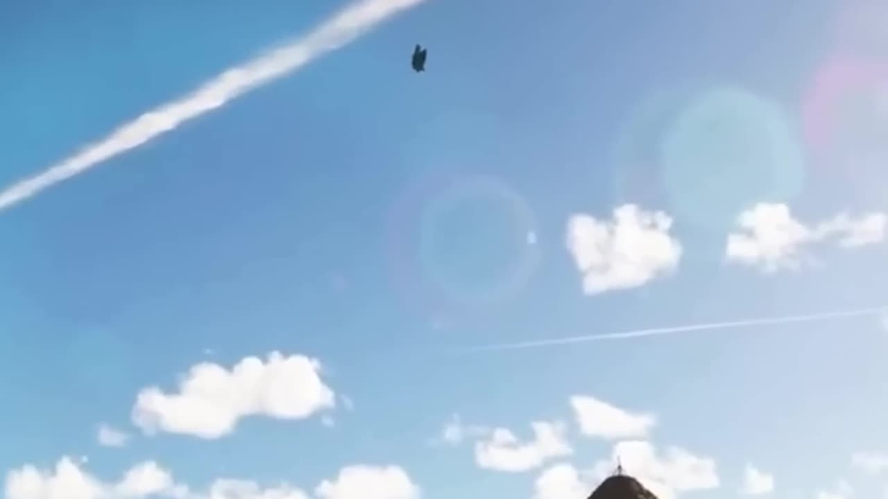 ★ Un étrange OVNI repéré devant les Pyramides de Gizeh ! - Mars 2025