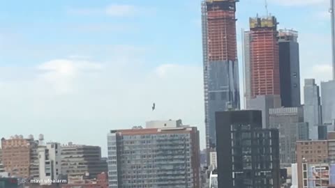 Une vidéo d'OVNI présumée en Bosnie ! Un humanoïde volant à New York