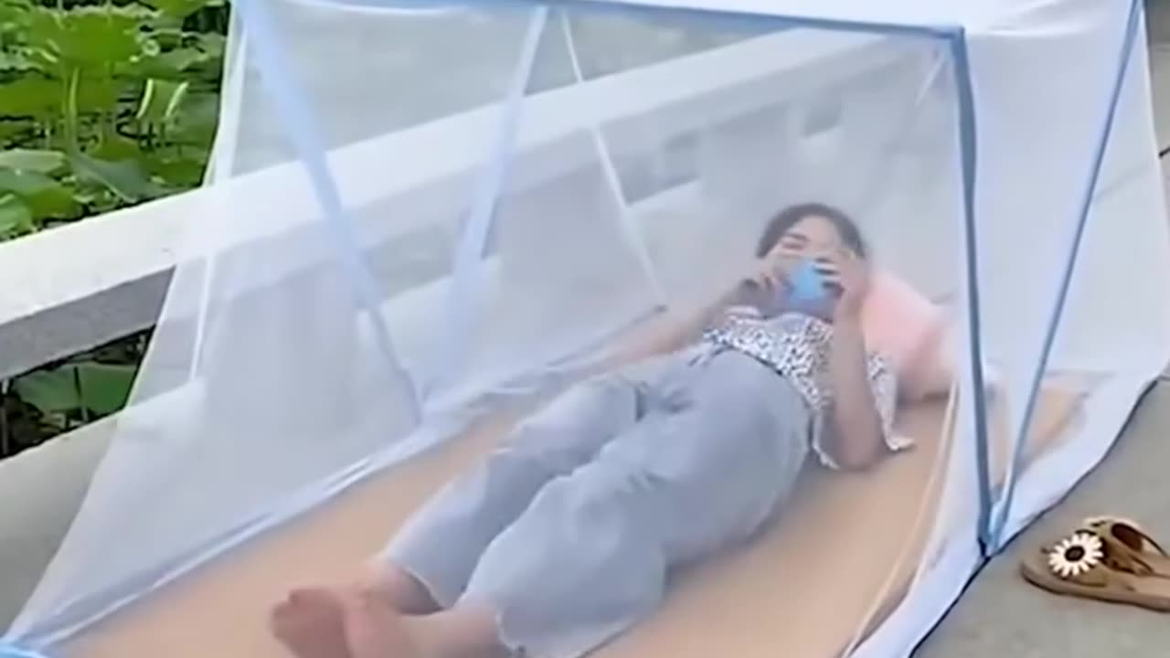 Kiss your mosquito problems goodbye with this bed net!.hd