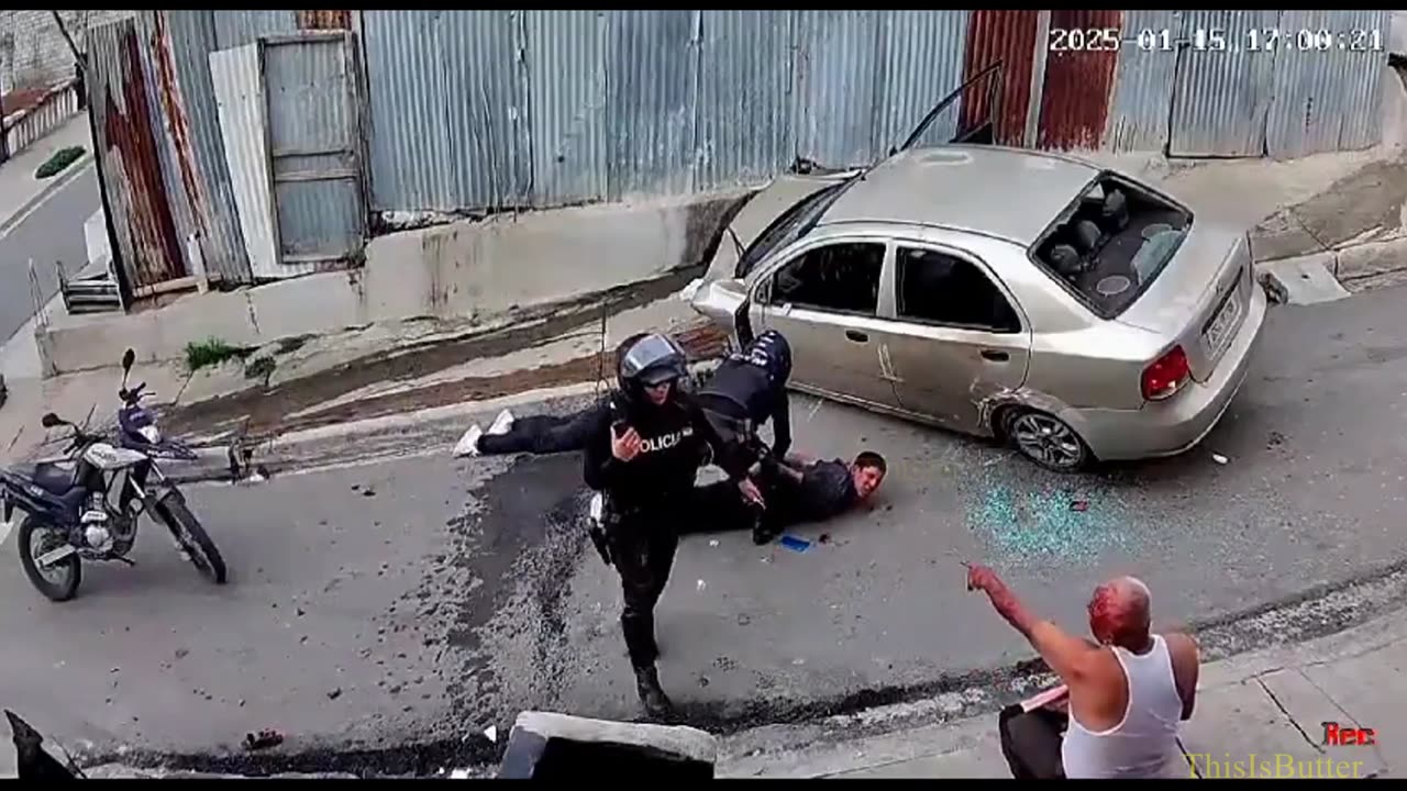 National Police motor officers shoots at kidnapping suspects during high speed chase
