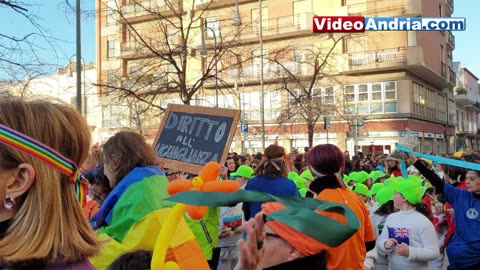 Andria: grande partecipazione alla sfilata di Carnevale a Piazza Catuma