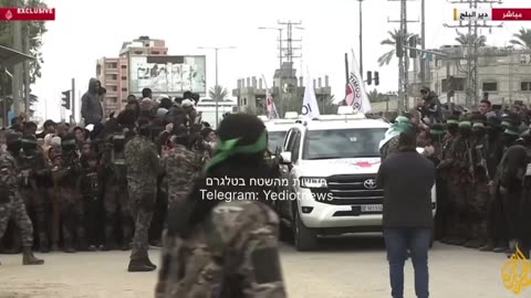 The Red Cross vehicles arrived at the crossing point.