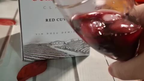 Cum să bei un pahar de vin roșu precum un connaiseur