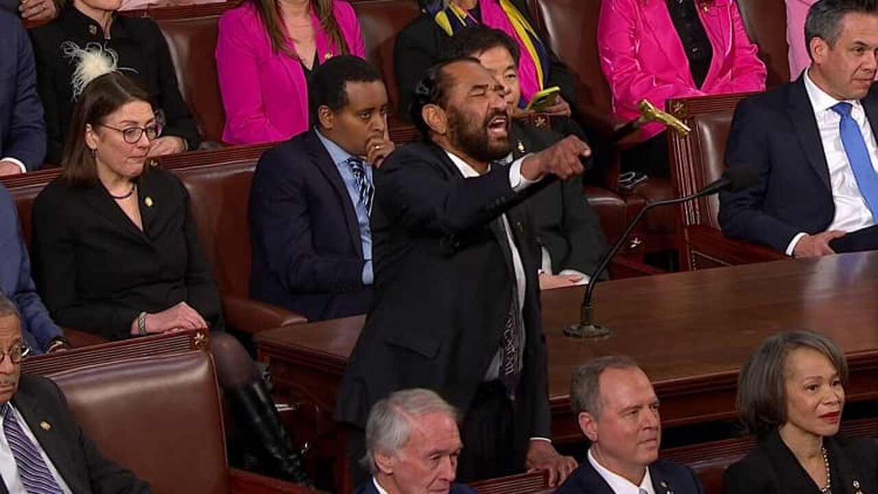 Democrat kicked out after heckling Trump at address