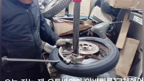 Vlog) I changed the front tire of my motorcycle today. Ride safely there and back.