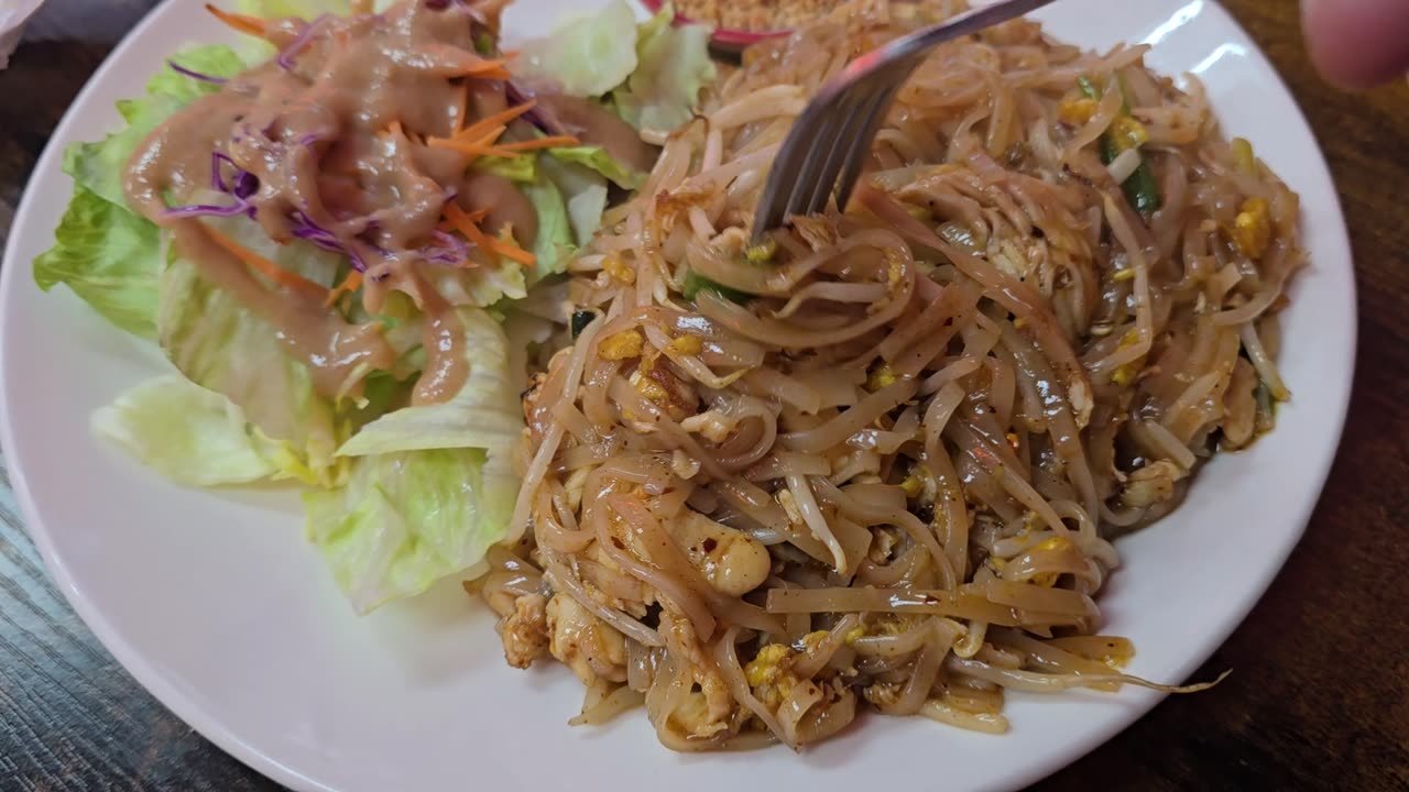 You Won't Believe the Secret to Aoy Thai Restaurant's Famous Pad Thai