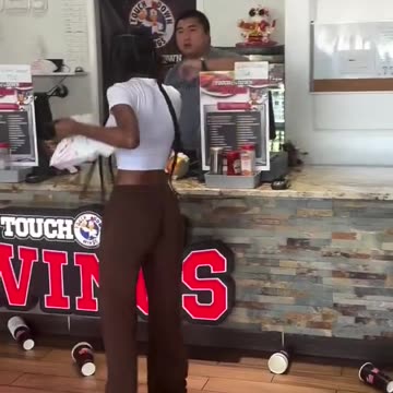 Black girl starts fight with Korean Lady_1080