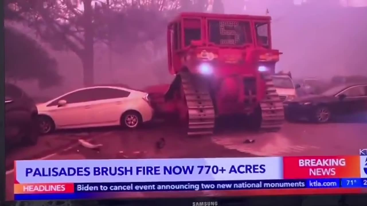 🔥The Palisades Fire Los Angeles CA California 🔥 bulldozers move Abaandonned cars