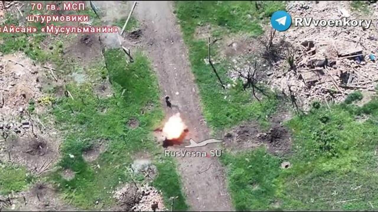 Russian Rambo shrugs off hail of FPV explosions, blows up enemy dugout just as artillery lands