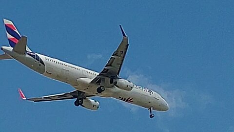 Airbus A321 PT-MXL coming from Natal and Airbus A320 PR-MBA from Brasília