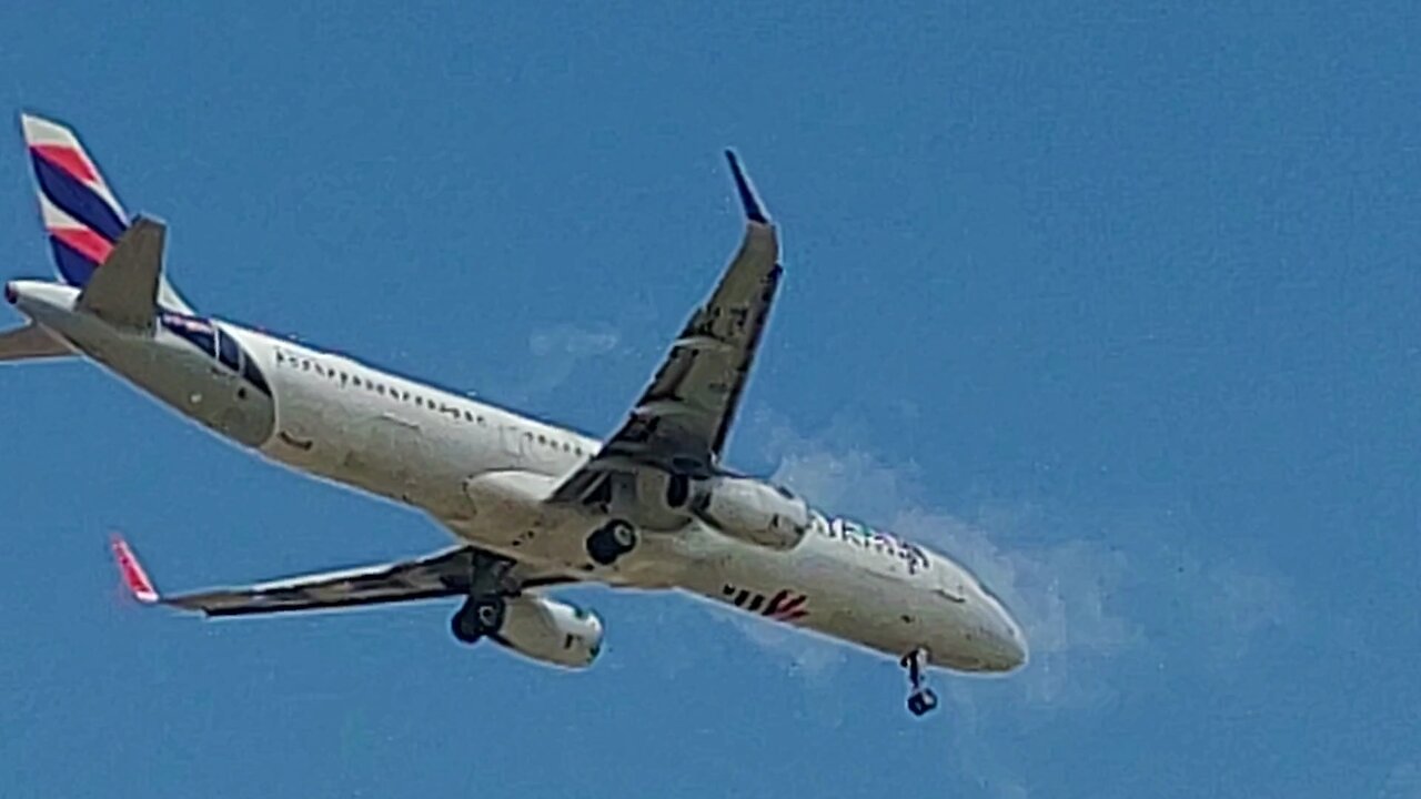 Airbus A321 PT-MXL coming from Natal and Airbus A320 PR-MBA from Brasília