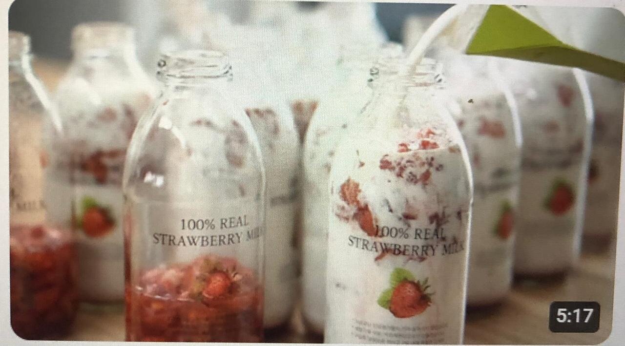 Korean Cafe :: How to Make Strawberry Milk, Popular in Korea