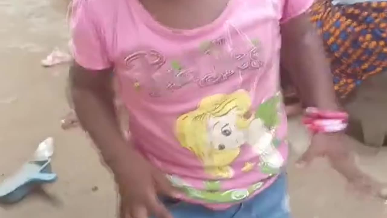 Little Girl’s Hilarious Dance Moves Will Make Your Day! 😂🎶"