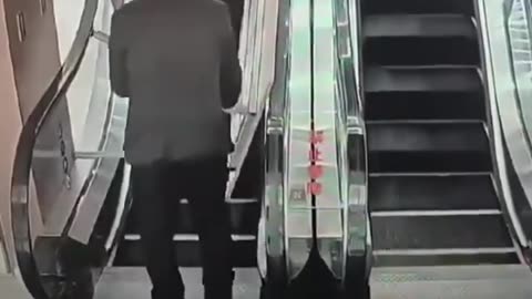 Esto pasa cuando tratas de llevar mesas por una escalera mecánica