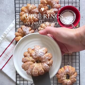 Яблочные кольца в тесте