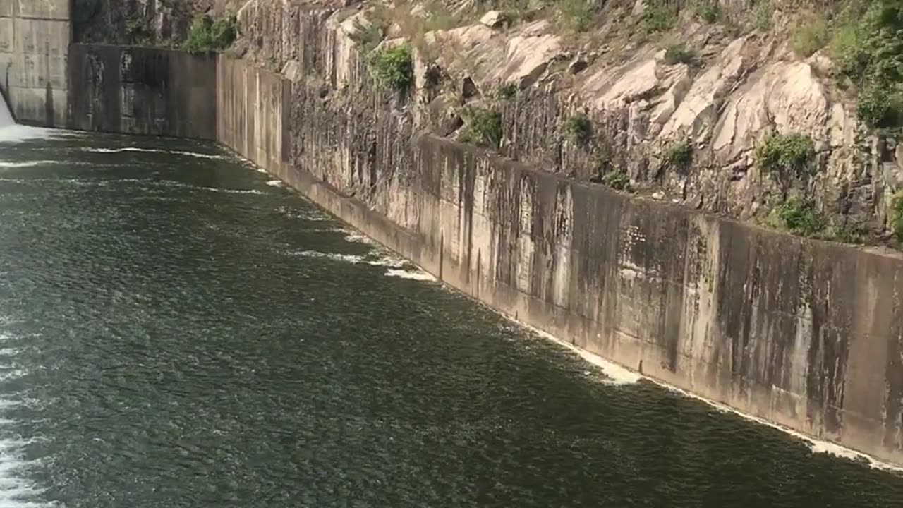How the Maduru Oya reservoir in Sri Lanka is being spilled