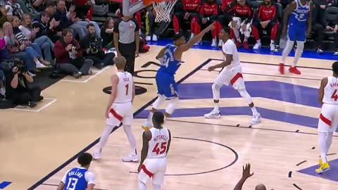 Milwaukee Bucks - Dame finds Giannis for the alley-oop!