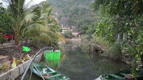 Daytime photos around Ninh Binh's Tam Coc, Chùa Bích Động, Đền Thái Vi, and Chùa Linh Cốc.