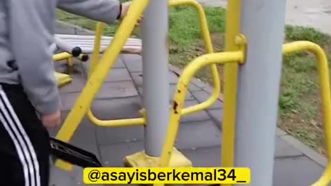 Three young people who came to the park damaged and broke the sports equipment.