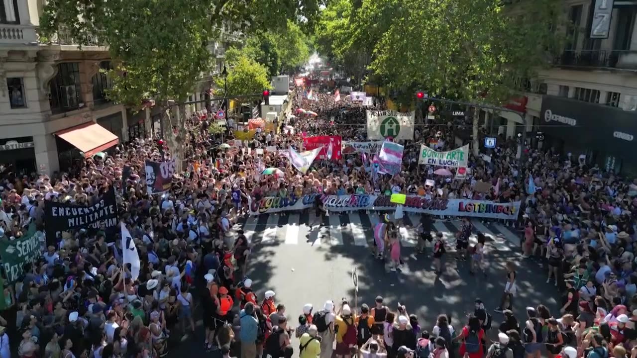 Argentina prohíbe cirugías de cambio de género y tratamiento hormonal a menores de 18 años | AFP