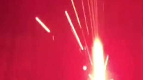 Spektakuläres Feuerwerk! Rote Funken entfachen die Nacht 🎆🔥